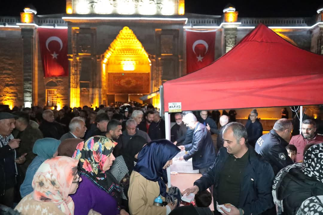 Aksaray'da Kadir Gecesi Coşkusu: Tarihi Ulu Cami Doldu Taştı