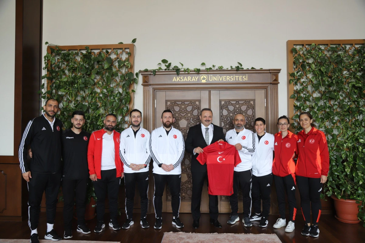 İşitme Engelliler Futsal milli  takımlarından Rektör Arıbaş’a ziyaret