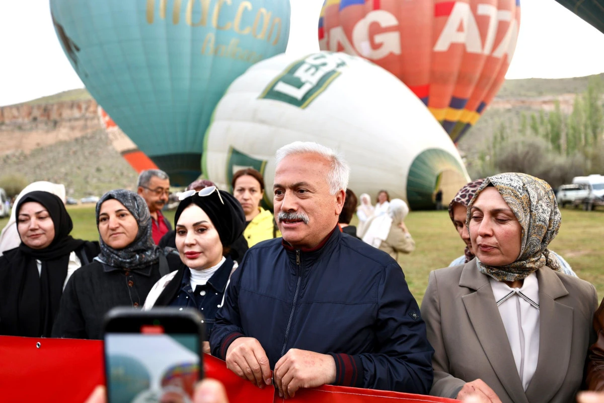 Kapadokya Gökyüzü Anneler Günü'ne Renklendi: Vali Kumbuzoğlu ve Başarılı Anneler Uçuşun Keyfini Çıkardı