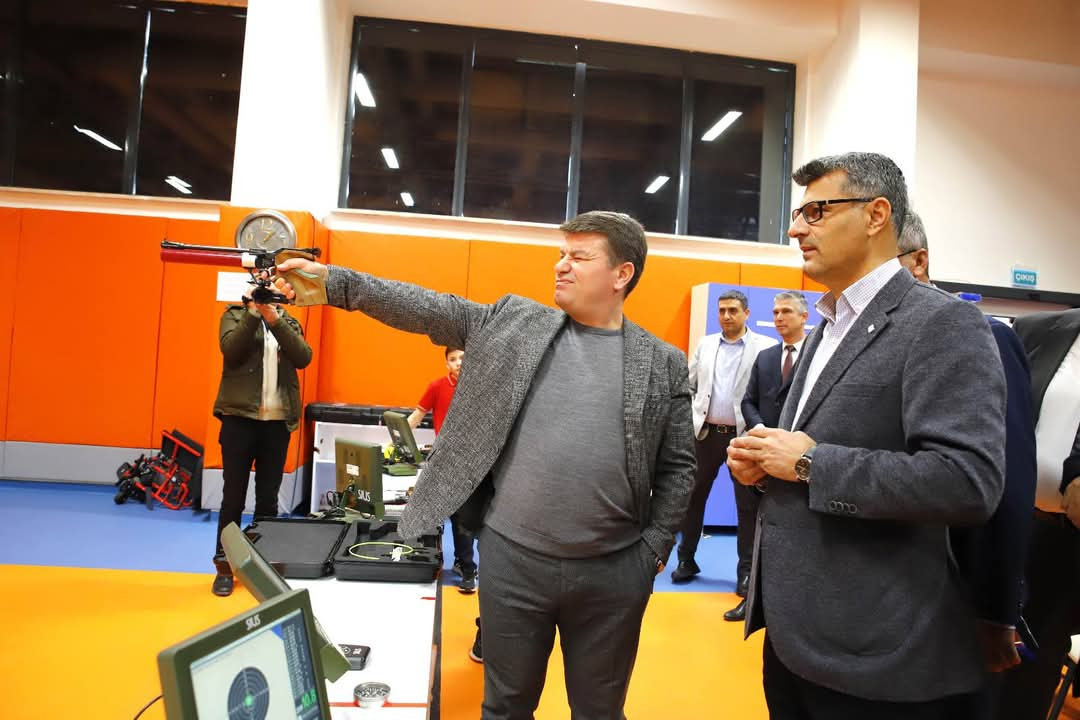 Milli Atıcımız Yusuf Dikeç Aksaray'da Kampta, Belediye Başkanı Dinçer ile Dostluk Turnuvası Yaptı