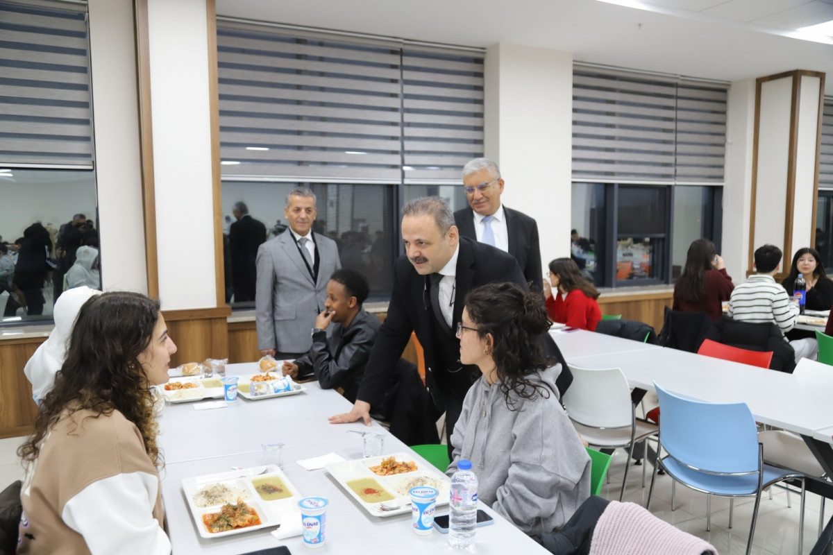 Rektör Arıbaş, Öğrencilerle  İftar Yemeğinde Buluştu